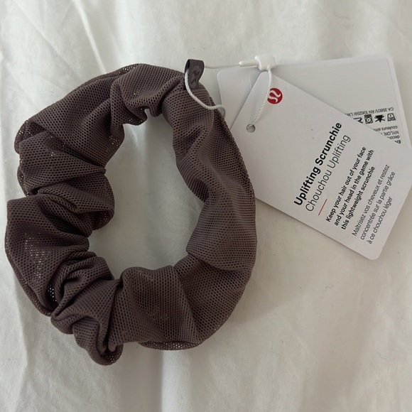 Lululemon Uplifting Scrunchie Mesh NWT O/S Color MYMC Misty Mocha - Picture 2 of 6
